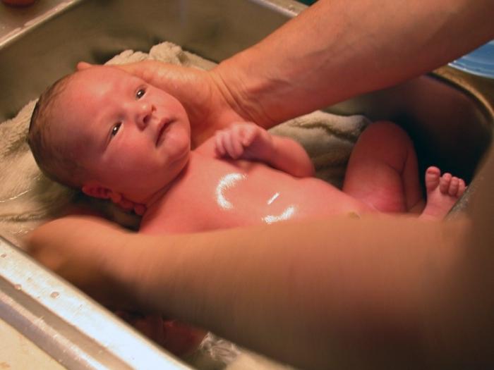 Quale dovrebbe essere la cura di un ragazzo appena nato?
