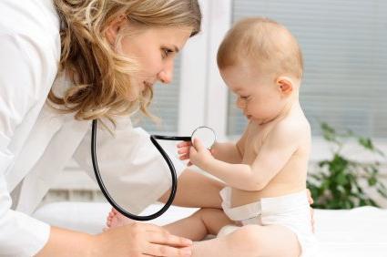 Perché il muco appare nelle feci di un neonato?