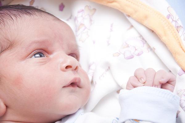 Il secondo mese di vita di un neonato: sonno, passeggiate e sviluppo