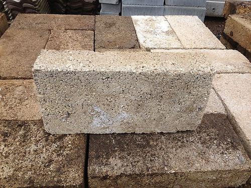 Bagno di blocchi di argilla espansa: ciò che è necessario per la sua costruzione
