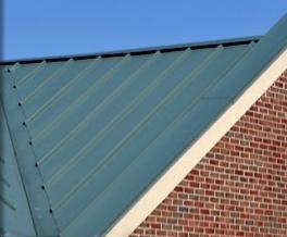 Qual è la differenza tra l'installazione di coperture ondulate e recinzioni?