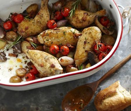 Che delizioso cuocere le patate in un forno con pollo