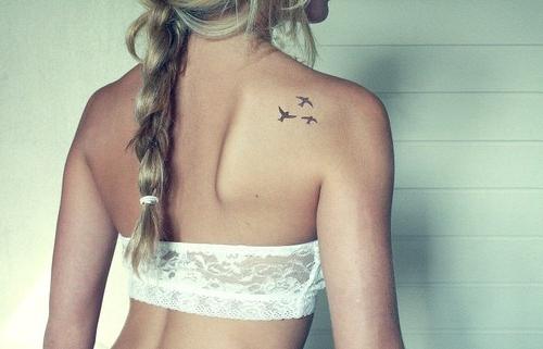 Tatuaggi per ragazze sulla scapola: scegli uno schema