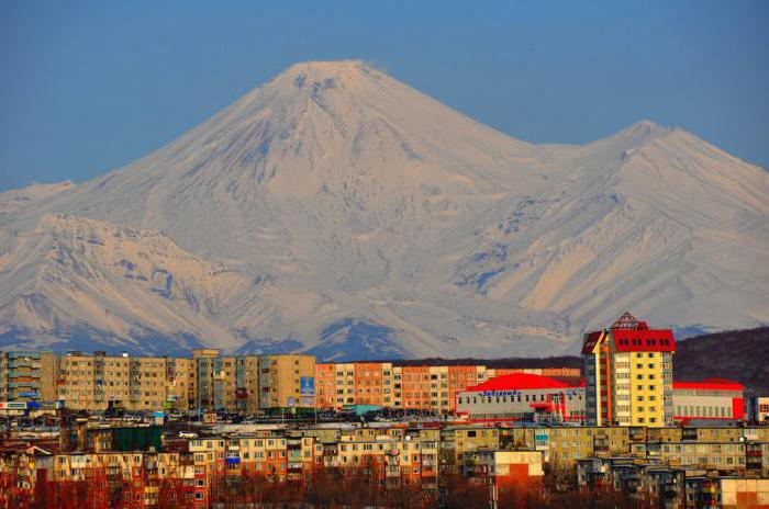Senza nome: il vulcano di Kamchatka. Eruzione vulcanica