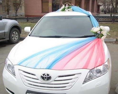 Ornamenti eleganti per un'auto per un matrimonio: puoi crearli tu stesso